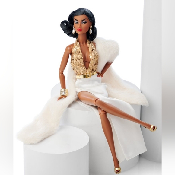 NRFB Burnt Champagne "Della Roux" Fashion Doll Intregity Toy NIB - Picture 8 of 12